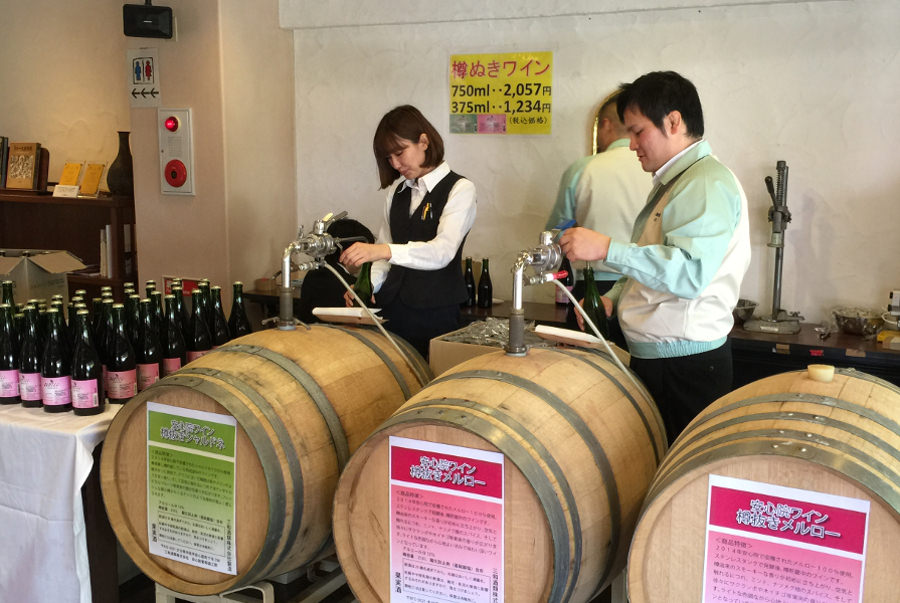 樽から直接販売される「安心院産ワイン」 樽から直接販売される「安心院産ワイン」