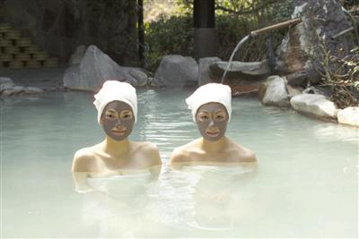 天然の温泉泥パックですべすべ美肌に
