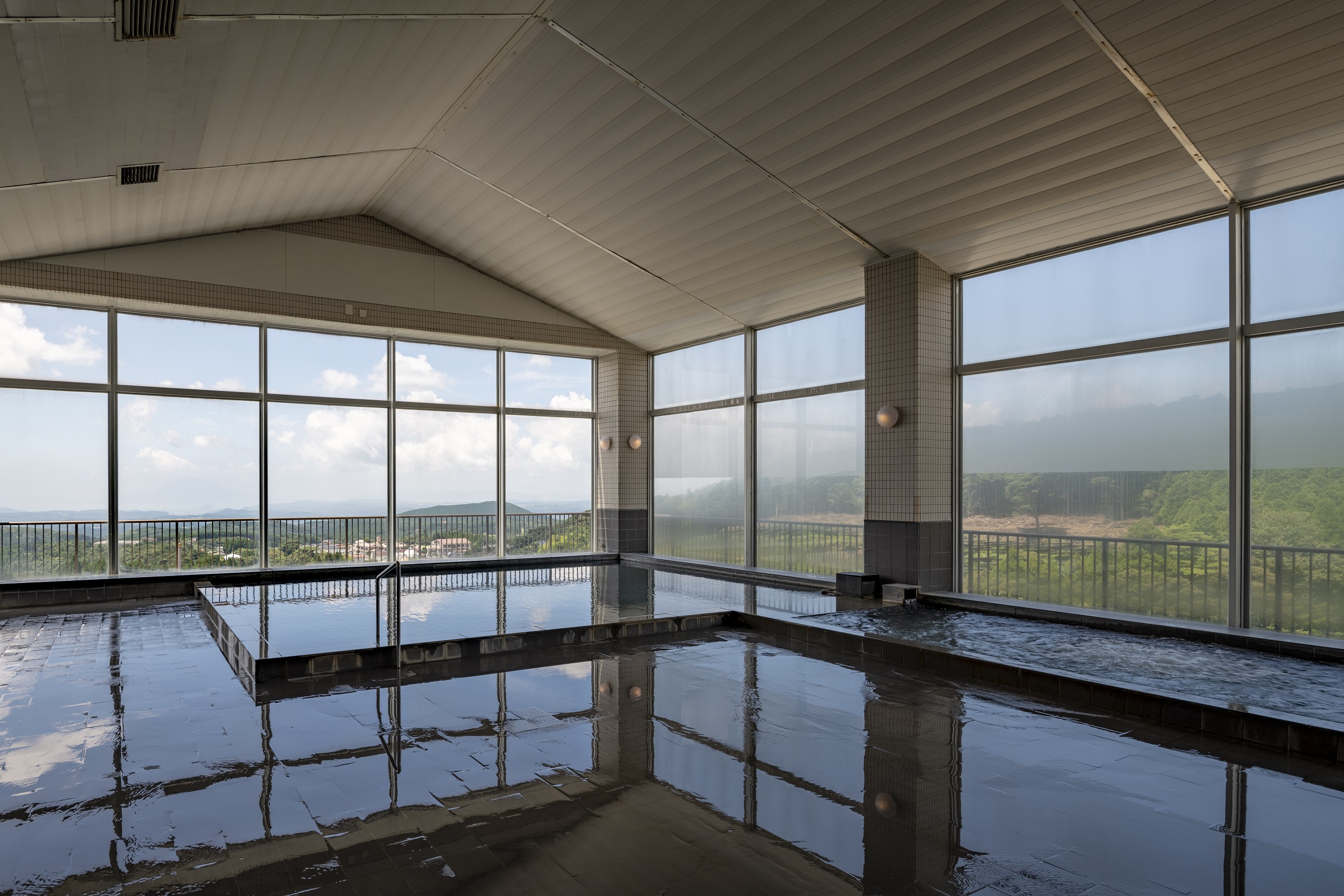 温泉からは桜島を望めます