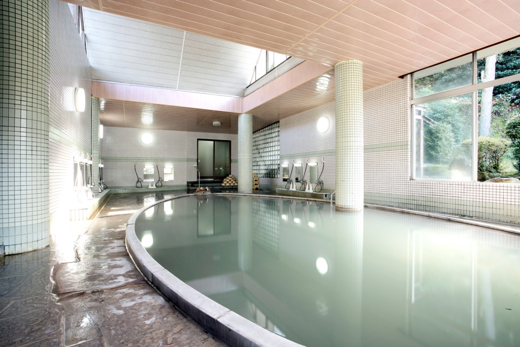 日差しが心地よく広々とした「絹笠の湯」の内湯 日差しが心地よく広々とした「絹笠の湯」の内湯