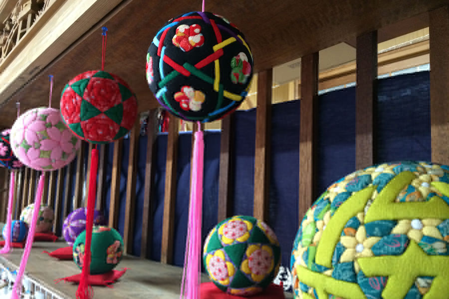 商店街を彩るカラフルな繭玉 商店街を彩るカラフルな繭玉