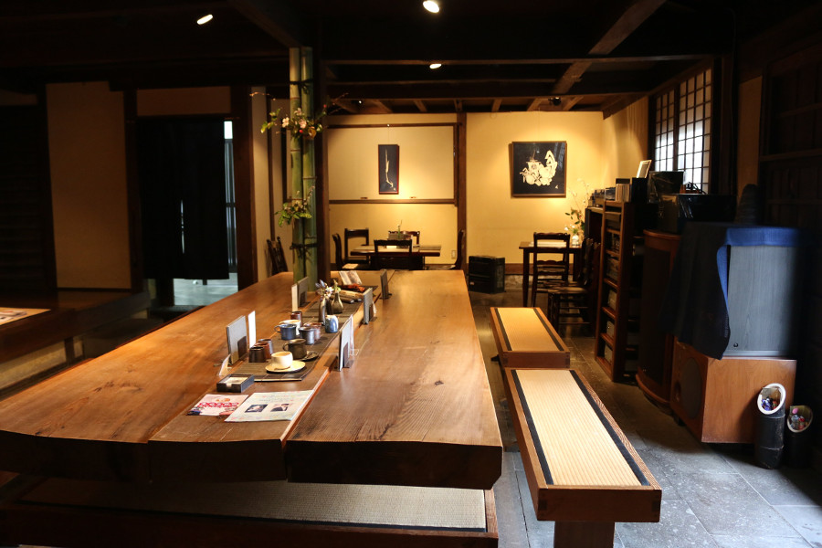 但馬屋老舗本店のすぐ横に併設した「茶房だんだん」 但馬屋老舗本店のすぐ横に併設した「茶房だんだん」