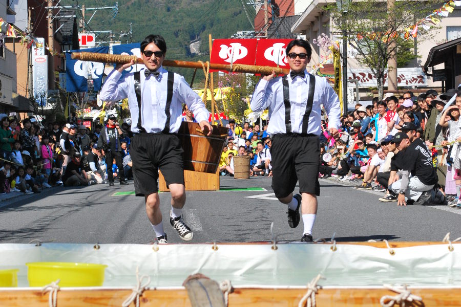 名物の「お湯かきレース」など多彩な催しが行われます