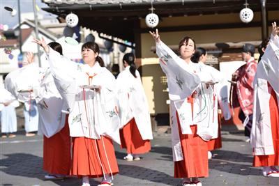 さくら湯前で披露される「湯寿の舞」