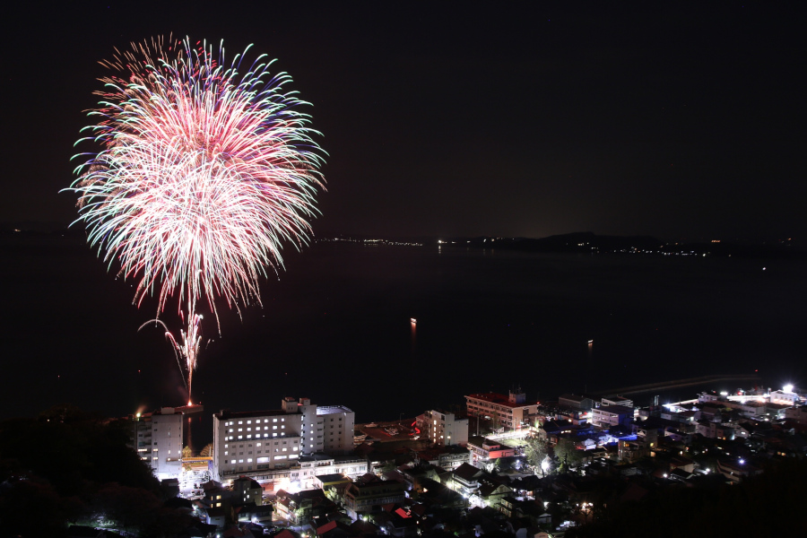 音楽にあわせて打ちあがる春の花火を楽しめます 音楽にあわせて打ちあがる春の花火を楽しめます