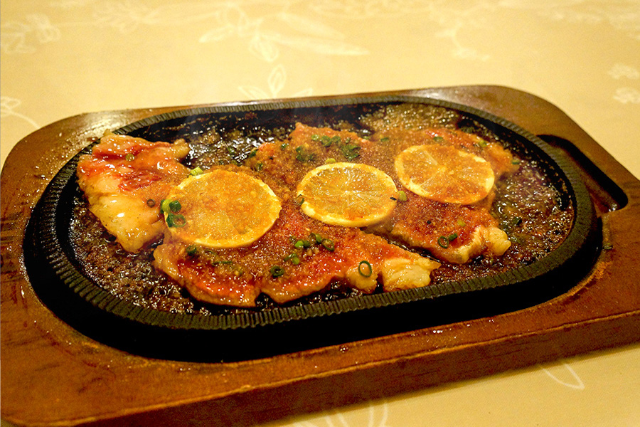 鉄板の上でジュウジュウ焼かれて提供されるレモンステーキ 鉄板の上でジュウジュウ焼かれて提供されるレモンステーキ