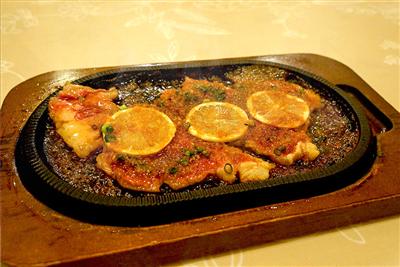 鉄板の上でジュウジュウ焼かれて提供されるレモンステーキ