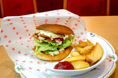 佐世保バーガーの定番「ベーコンエッグバーガー」