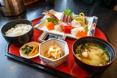 新鮮な魚介類をふんだんに使った「お刺身定食」