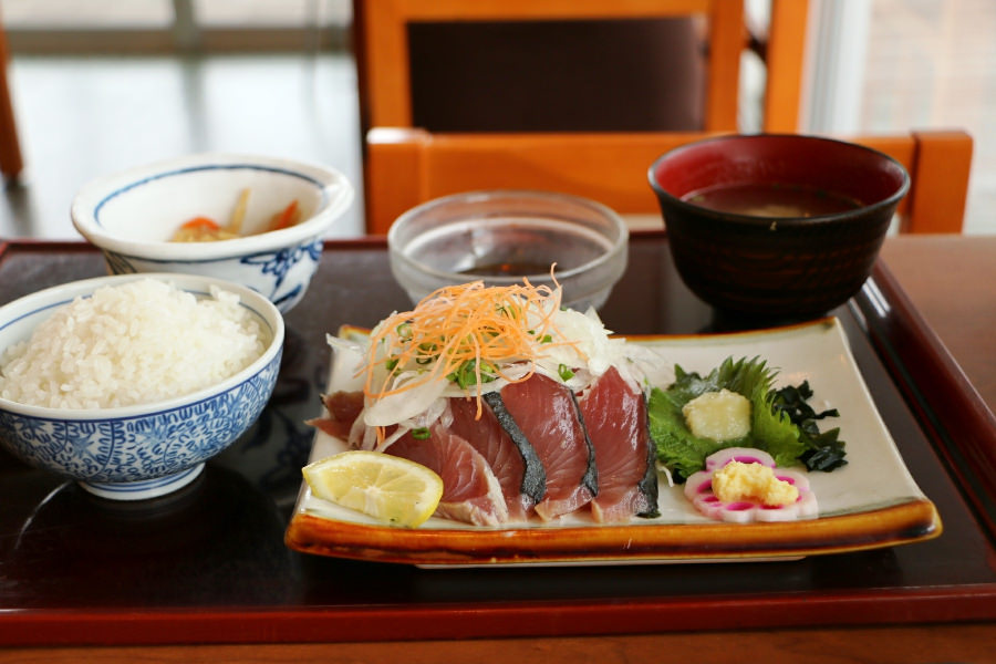 かつおの水揚げ量が豊富な山川港ならではのかつおを使った料理が味わえます