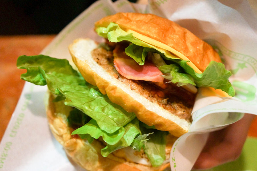 カリッと鉄板で焼いた小麦の風味が詰まった、自家製バンズが特徴のダブルミサバーガー ダブルミサバーガー