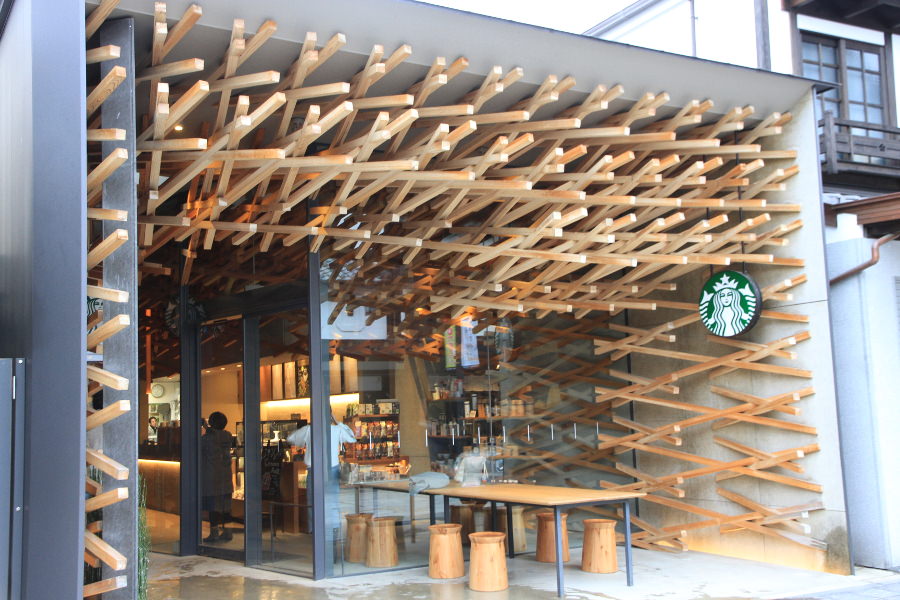 多くの人々が足を止める斬新なデザインは、有名な建築家・隈研吾氏による設計 多くの人々が足を止める斬新なデザインは、有名な建築家・隈研吾