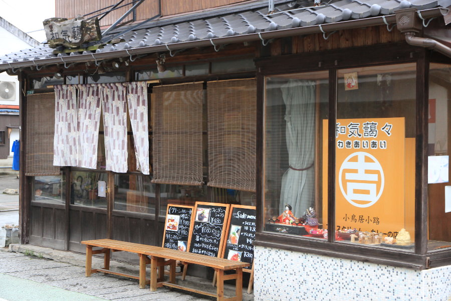 表参道から少し入った「小鳥居(ことりい)小路」のカフェ 表参道から少し入った「小鳥居(ことりい)小路」のカフェ
