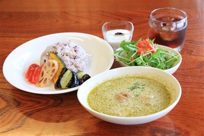 ココナッツミルクが濃厚な、うま辛グリーンカレーが大人気