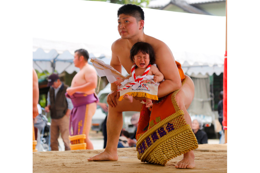 力士に抱かれて土俵入りした赤ちゃんには、家族や見物客から声援が飛びかいます 力士に抱かれて土俵入りした赤ちゃん