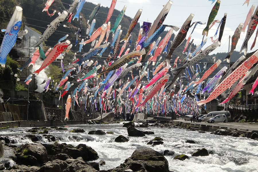 温泉街を流れる杖立川の上空をふわふわと泳ぎます