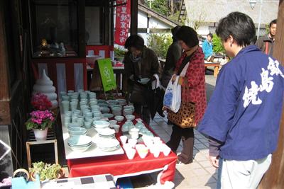 通常より安く焼物が購入できると多くの来場客でぎわいます