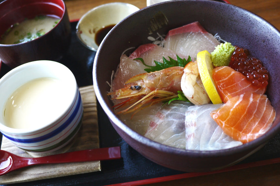 その日獲れたおすすめの魚介が入る「海鮮丼1380円」