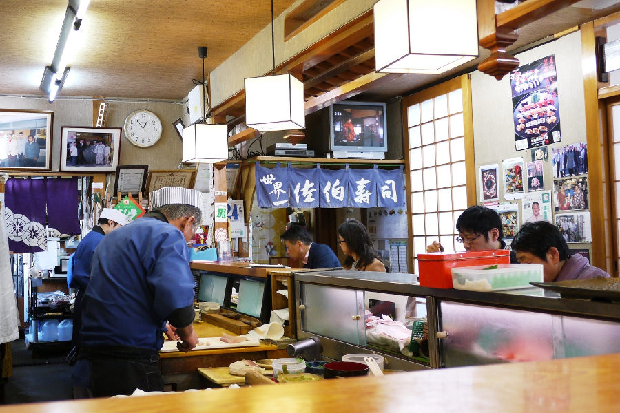 鮮度抜群の魚介をあっという間に捌く…職人技が光ります 鮮度抜群の魚介をあっという間に捌く…職人技が光ります