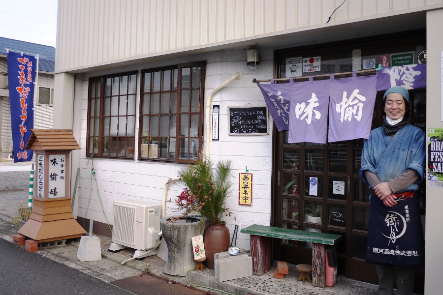 店主・磯貝さんの明るい接客と佐伯トークも人気です