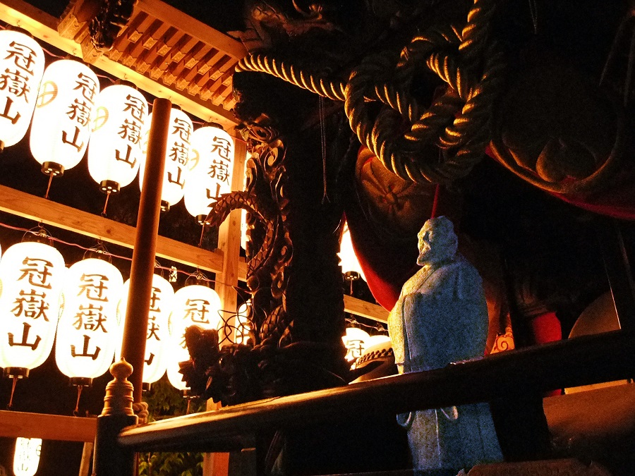 徐福石像に花の冠を捧げる感謝の祭り 徐福石像に花の冠を捧げる感謝の祭り