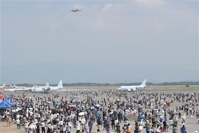 航空ショーをメインに行われる「エアーメモリアルinかのや」