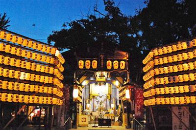 約300個の提灯が灯る「松原恵比須神社」