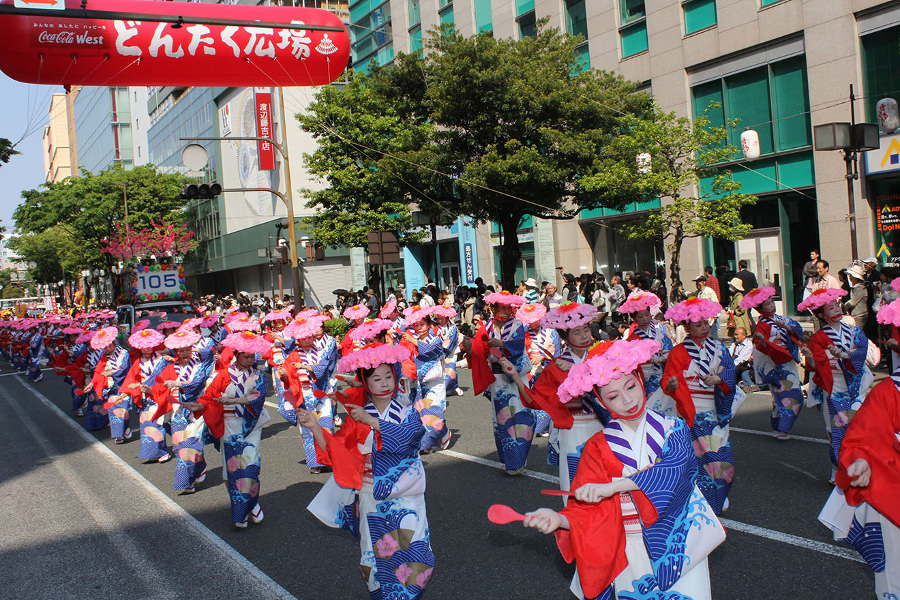 しゃもじを打ち鳴らして踊る「どんたくパレード」 しゃもじを打ち鳴らして踊る「どんたくパレード」