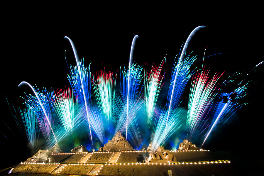 音楽・光・花火のコラボレーションが華やかな「音と光のファンタジーショー」