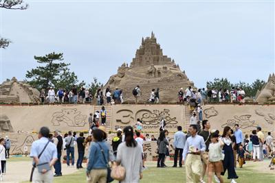毎年多くの人で賑わう「吹上浜砂の祭典」