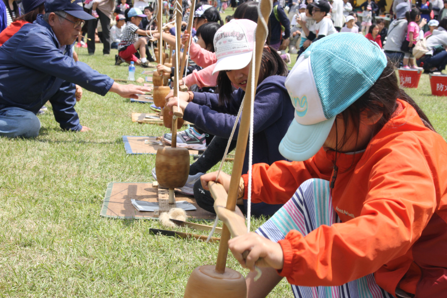 誰が早く火をおこせるかな?「火おこし大会」 誰が早く火をおこせるかな?「火おこし大会」
