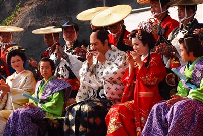 江戸時代の衣装を身に付けた、お殿様やお姫様