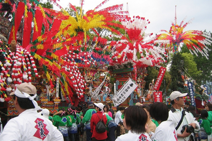 美しいさまざまな飾り山が帆を上げます