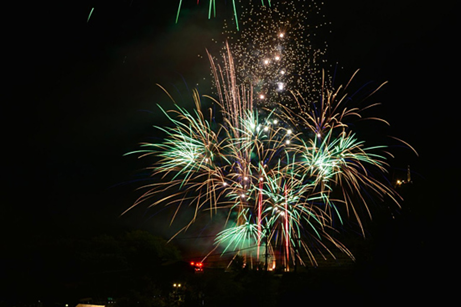 標高1000メートルで花火が開く「筋湯温泉花火大会」 標高1000メートルで花火が開く「筋湯温泉花火大会」