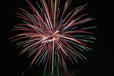 間近で見る大輪の華。色とりどりの花火が夜空を彩ります