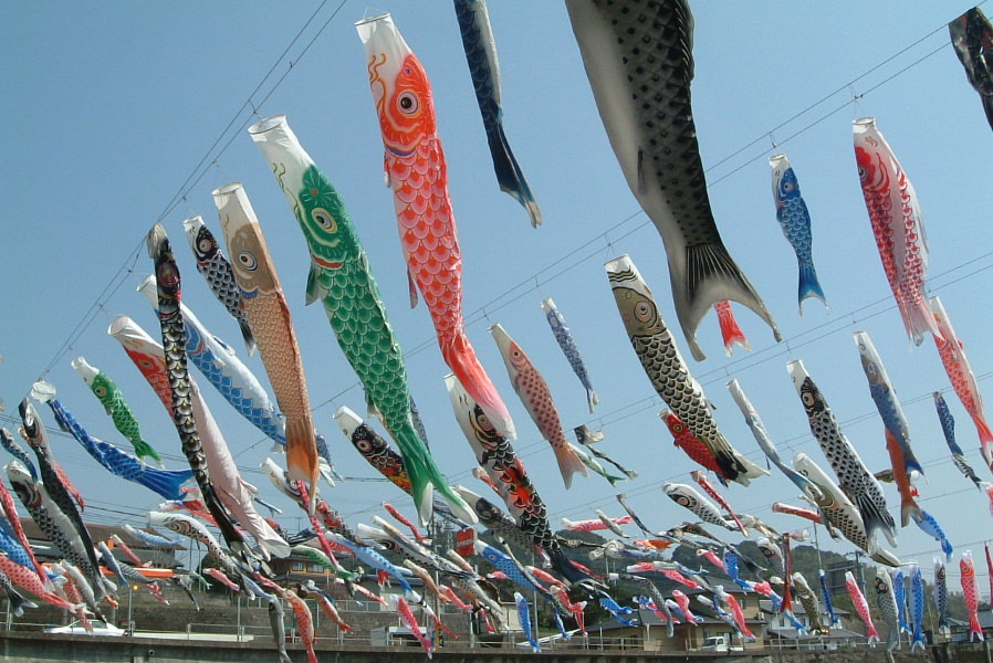 「川上峡春まつり」の豪華絢爛なパノラマ