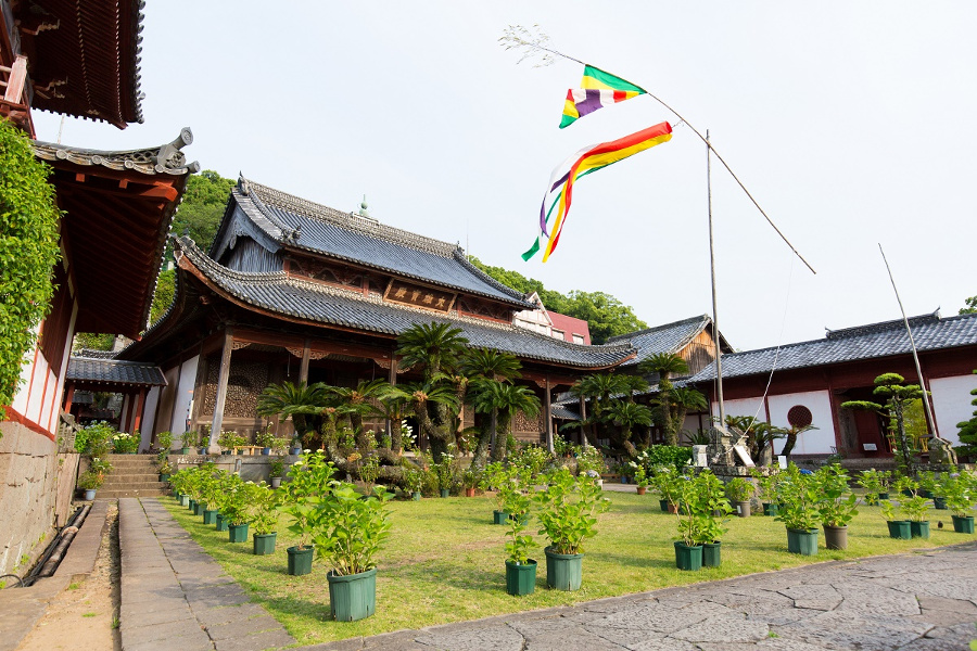 朱塗りの山門があることから「あか寺」とも呼ばれます