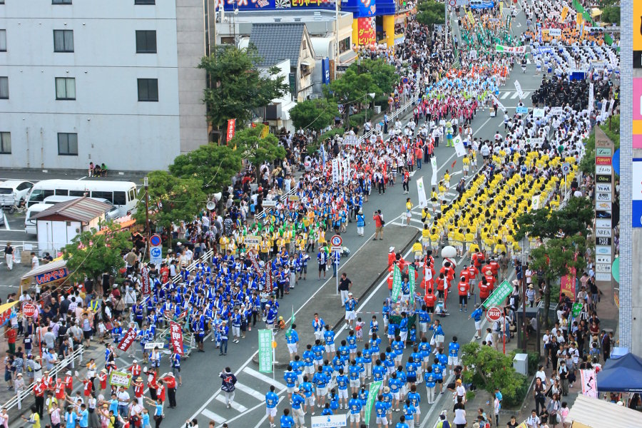 「炭坑節」や「大蛇山ばやし」の曲に合わせ、約2キロにわたり列をなしての踊りが繰り広げられます 約2キロにわたり列をなしての踊りが繰り広げられます