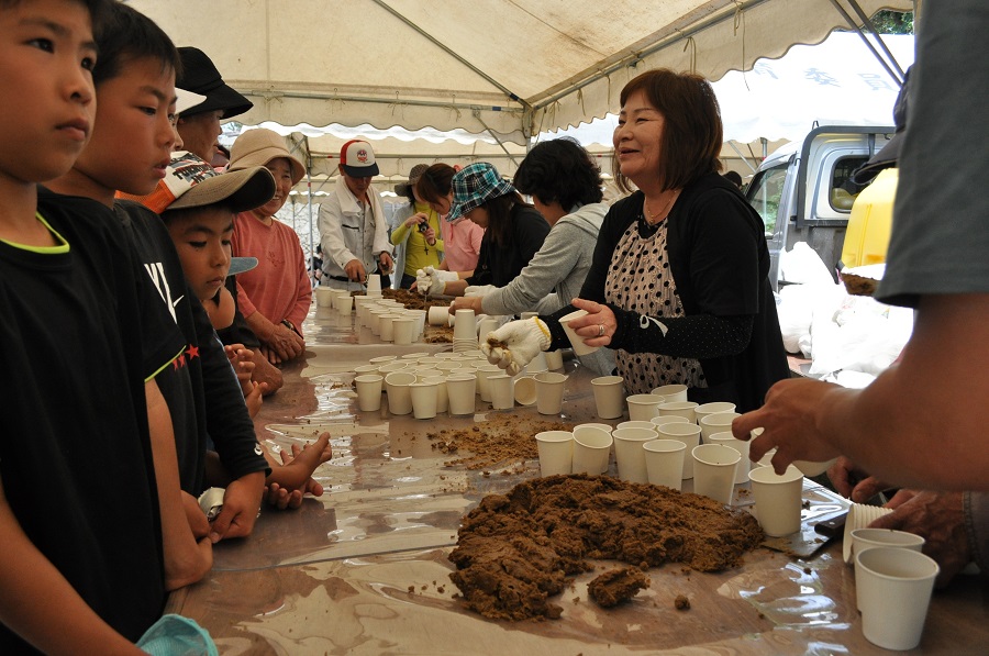 毎年恒例の「黒砂糖祭」。できたての黒糖は格別です