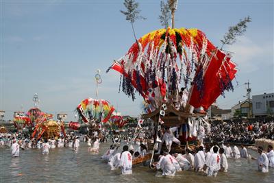 11台の山笠が一斉に川を渡る「風治八幡宮川渡り神幸祭」