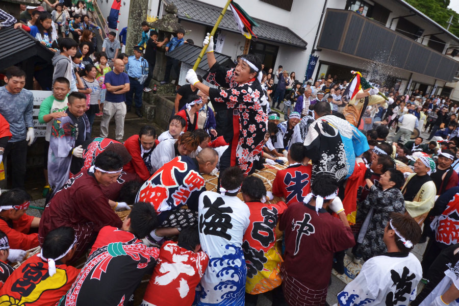 大迫力の「呼子大綱引」 大迫力の「呼子大綱引」