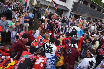 大迫力の「呼子大綱引」