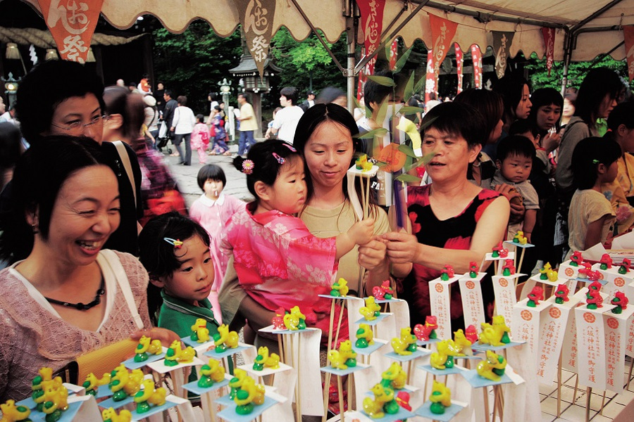 浴衣姿で訪れる家族連れも多く、山鹿の夏の風物詩 浴衣姿で訪れる家族連れも多く、山鹿の夏の風物詩