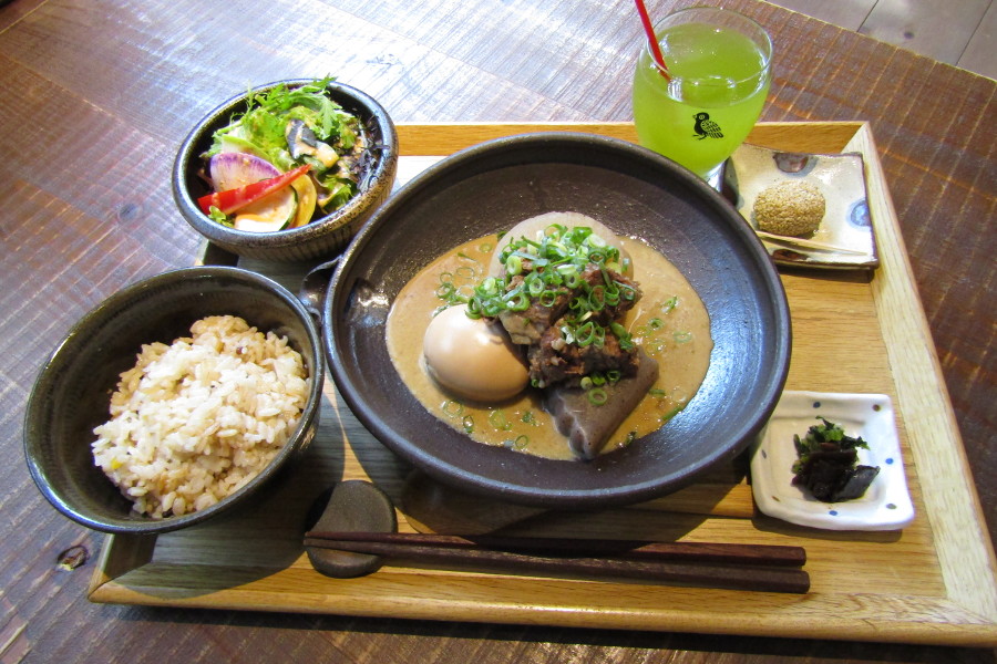 個性派メニューの「鳩太郎おでん」(写真)と世界のクラフトビールと一緒に 個性派メニューの「鳩太郎おでん」(写真)と世界のクラフトビー