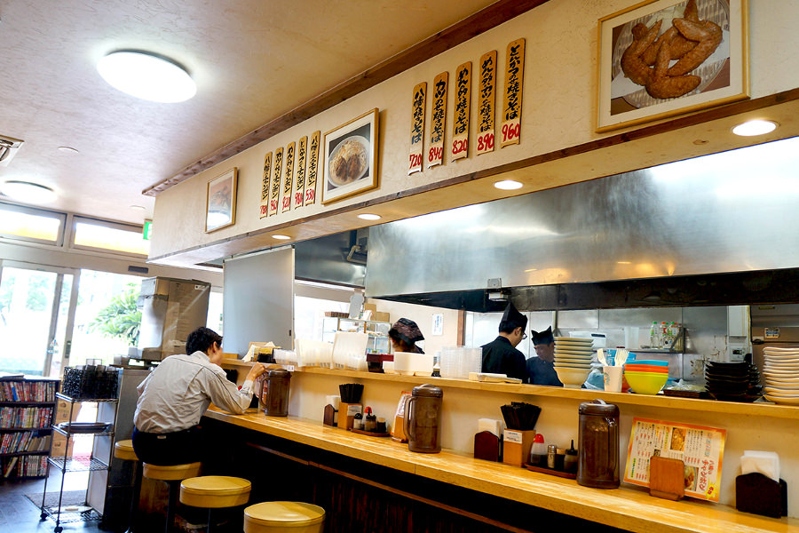 店内はカウンターとテーブル席があります 店内はカウンターとテーブル席があります