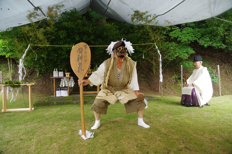 笛と和太鼓の音に合わせ、大きなしゃもじを持って舞いを見せる「田の神様」 大きなしゃもじを持って舞いを見せる「田の神様」