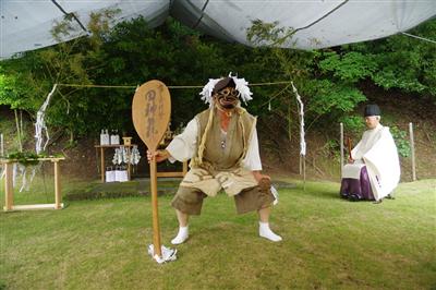 大きなしゃもじを持って舞いを見せる「田の神様」