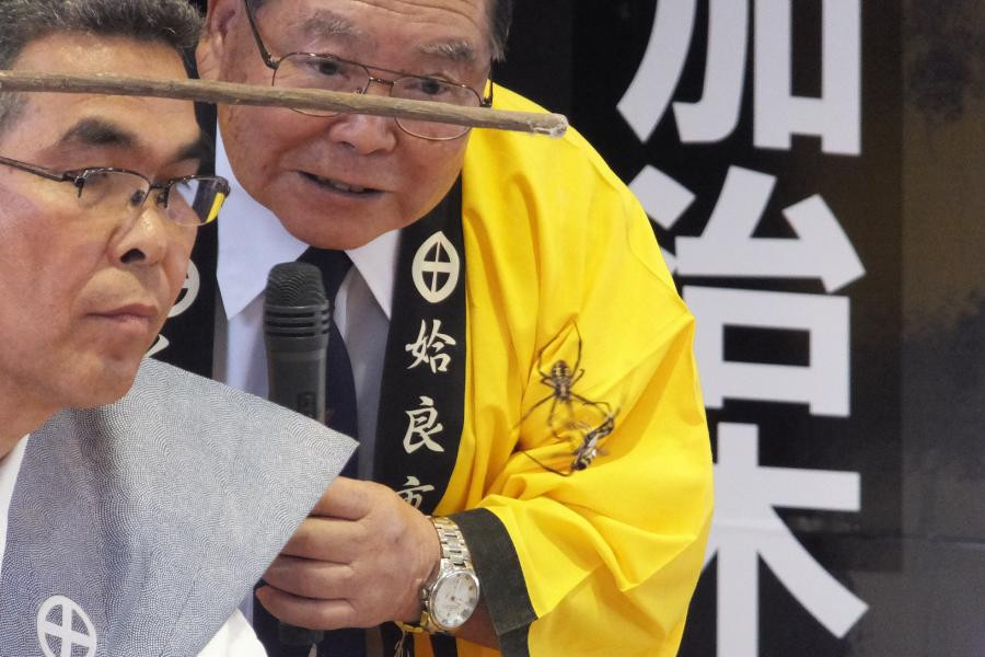 子どもから大人まで、真剣な合戦が繰り広げられます