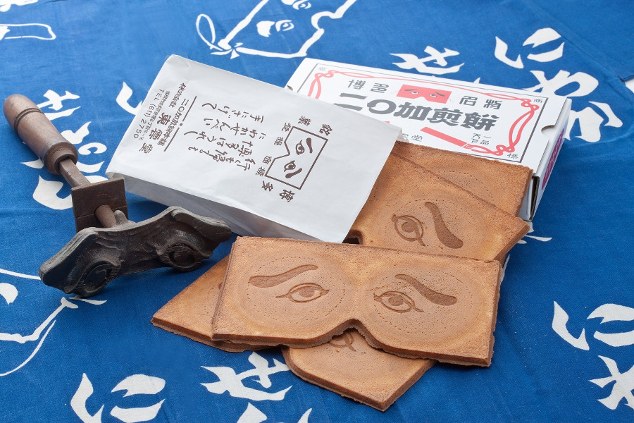 お面がそのまま煎餅に!「二○加煎餅」 お面がそのまま煎餅に!「二○加煎餅」