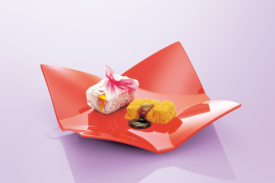 上品な包みを解くとようじが添えられている「筑紫もち」 上品な包みを解くとようじが添えられている「筑紫もち」